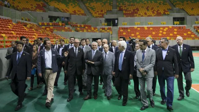 Dornelle junto a comitiva al interior de un estadio de JO