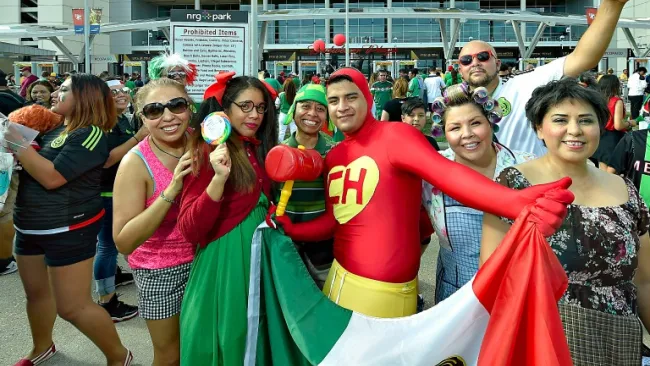 Fanáticos mexicanos apoyan al Tri