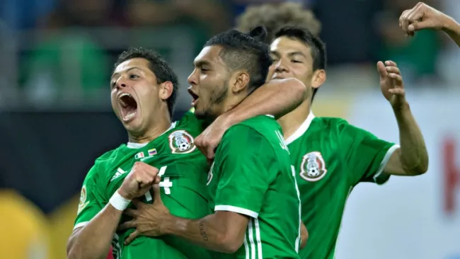 Chicharito festeja un gol con el Tri