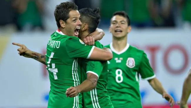 CH7 celebra un gol con Tecatito Corona