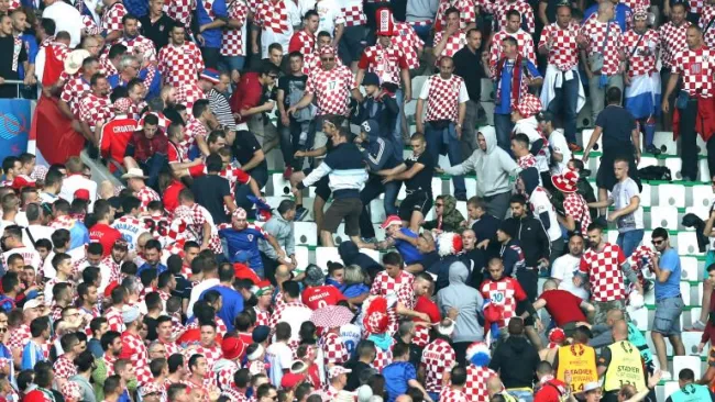 Enfrentamiento de aficionados croatas en Saint-Etienne