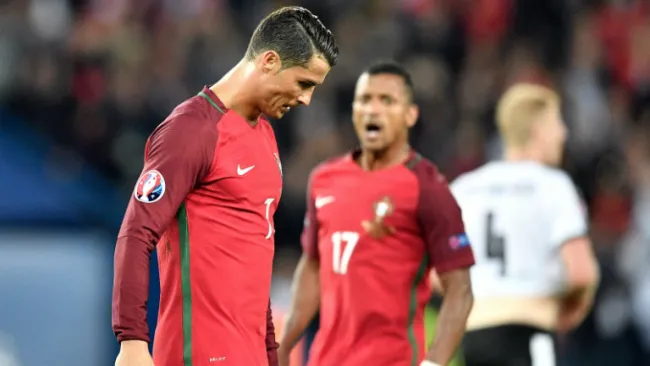 Cristiano Ronaldo se lamenta en partido contra Austria 