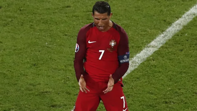 Cristiano Ronaldo se lamenta tras fallar penalti contra Austria