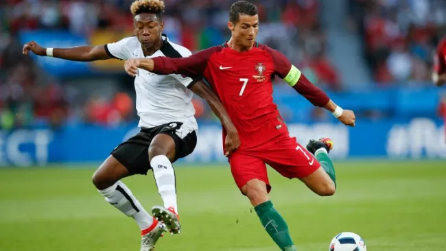 Alaba pelea el esférico con Cristiano Ronaldo en la Euro