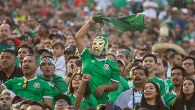 La afición mexicana apoyando al Tri