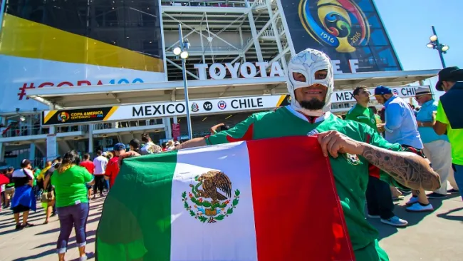 Un aficionado de México con la bandera nacional