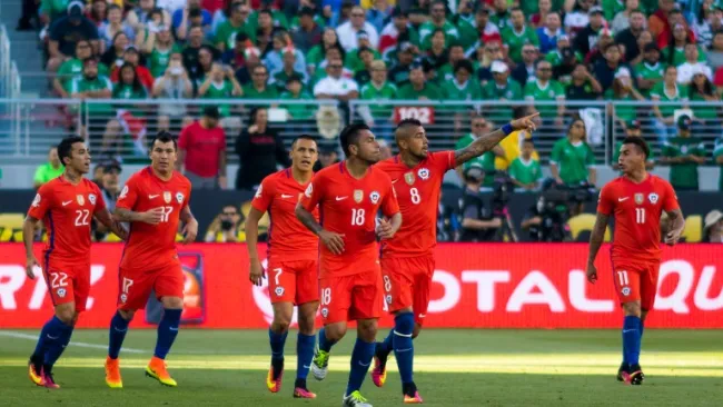 Jugadores chilenos festejando un tanto contra el Tri