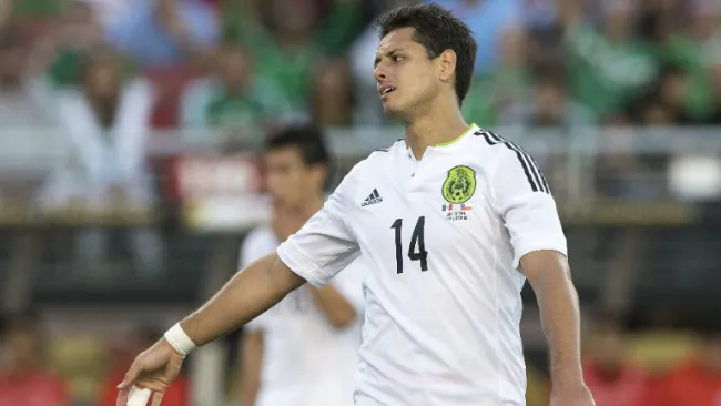 Chicharito se lamenta en partido contra Chile
