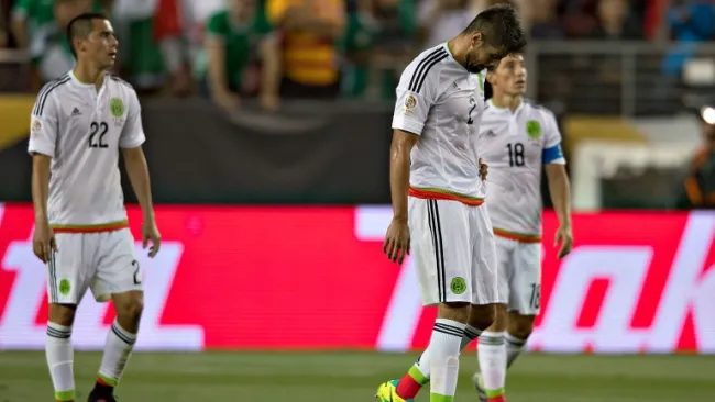 Futbolistas de México salen cabizbajos del campo