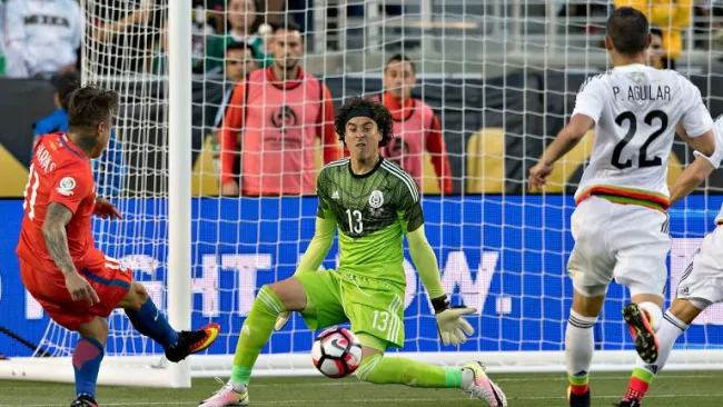 Ochoa intenta parar un disparo de Vargas