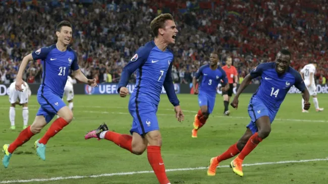 Los jugadores de Francia celebran el primer gol frente a Albania