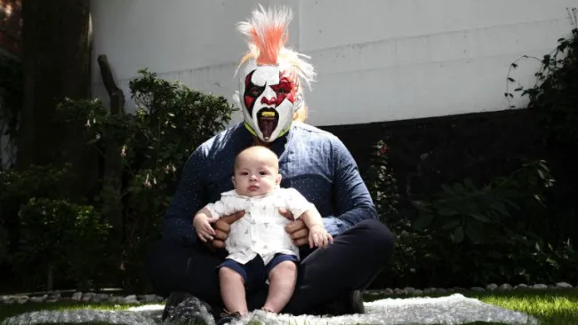 Psycho posa para la cámara con su hijo