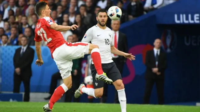 Gignac disputa el esférico con Schaer