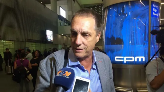 Rodrigo Ares de Parga dando unas palabras a los medios en el aeropuerto