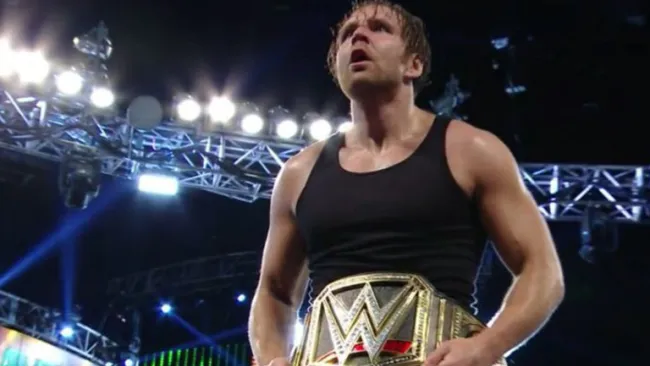 Dean Ambrose posa con el cinturón
