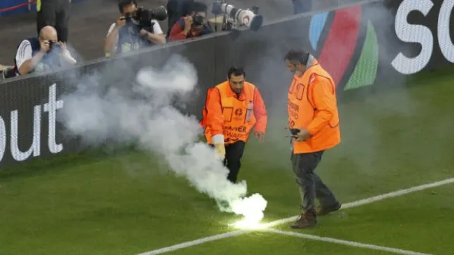 Elementos de seguridad levantan las bengalas arrojadas al campo