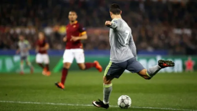 Cristiano Ronaldo dispara al arco contra AS Roma