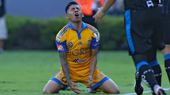 Javier Aquino lamentando una falla en el Volcán