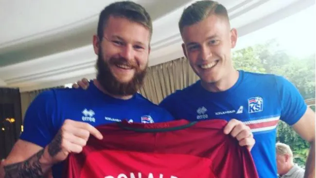 Jugadores de Islandia presumen camiseta de CR7