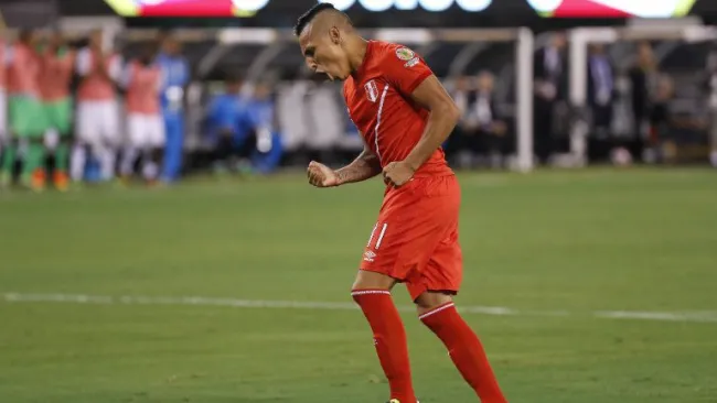 Raúl Ruidíaz festeja una anotación con Perú