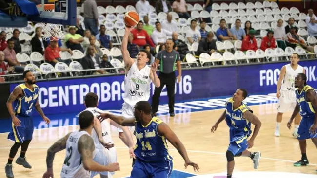 Francisco Cruz intenta clavar el balón en la canasta
