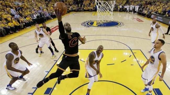 LeBron James hace una clavada en el séptimo juego de NBA