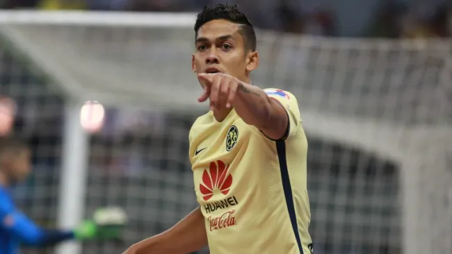 Andrés Andrade celebra un gol con el América