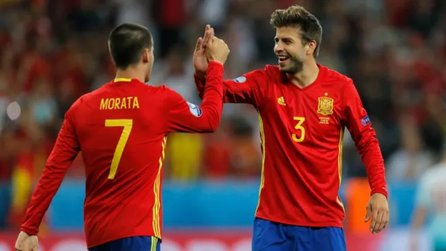 Piqué festeja con Morata el triunfo frente a Turquía