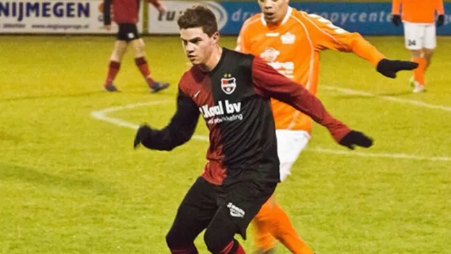 Palacios pelea un balón con su Club el MVV Maastricht