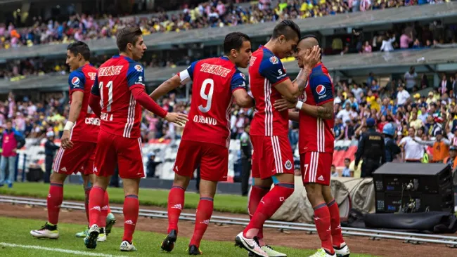 Los elementos de Chivas festejan un gol en el Clásico Nacional