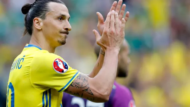 Zlatan Ibrahimovic aplaude en juego de la Euro
