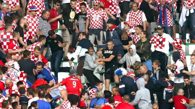 Aficionados croatas durante una pelea en pleno partido de la Euro