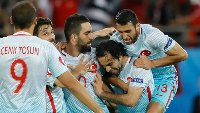 Jugadores de Turquía celebran uno de los goles contra los checos