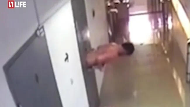 Hombre serpiente escapa de su celda 