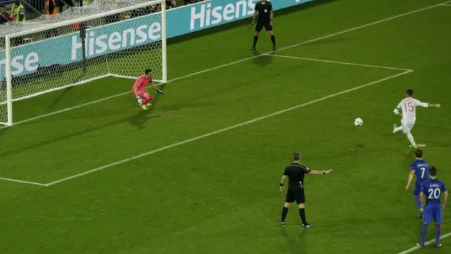 Sergio Ramos cobra un penalti contra Croacia