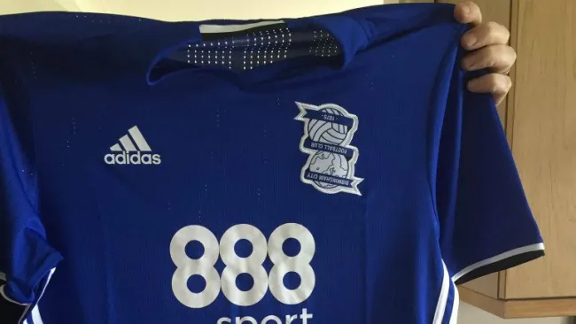 Camiseta del Birmingham City con el escudo al revés
