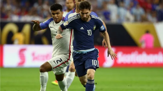 Lionel Messi disputa el balón en las 'Semis' de CA