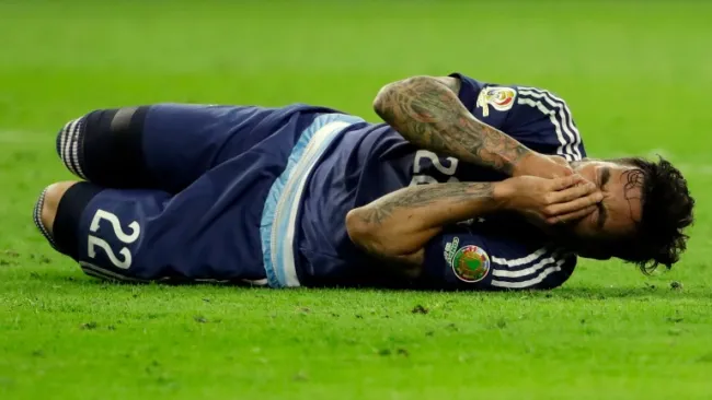 Messi se lamenta en el césped