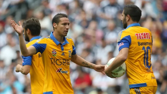 Dueñas festeja un gol al lado de Gignac