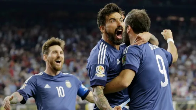 Los futbolistas de Argentina celebran una anotación