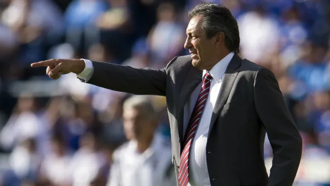 Tomás Boy da indicaciones en juego de Cruz Azul