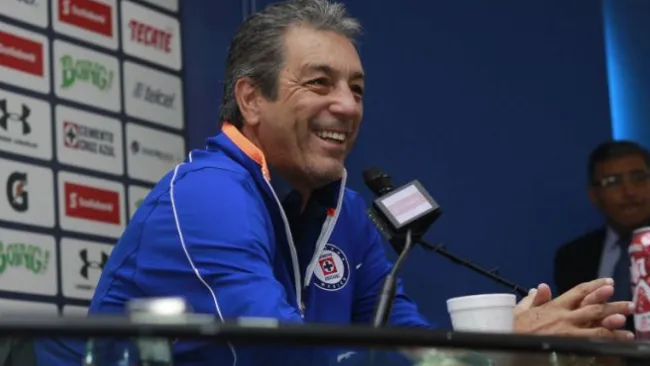 Boy sonríe en rueda de prensa