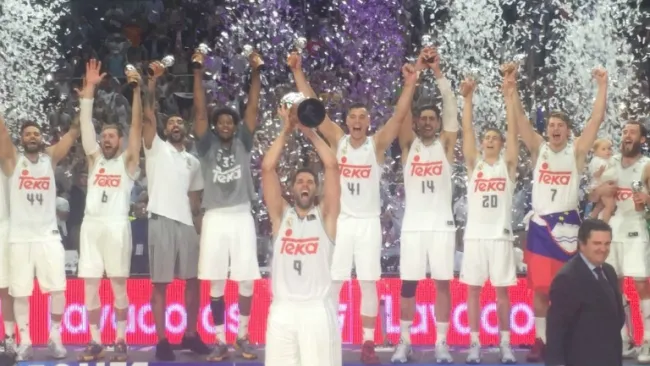 Gustavo Ayón, festejando con sus compañeros el título