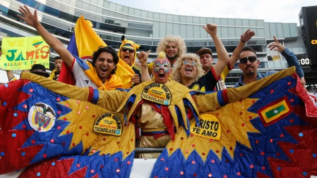 Aficionados alientan a la Selección de Colombia en el Soldier Field