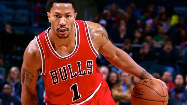 Derrick Rose controla el balón en un juego de Chicago