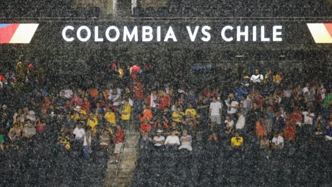 Los aficionados esperan a que pase la lluvia en el Soldier Field