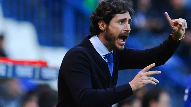 Víctor Sánchez dirige un partido del Deportivo La Coruña