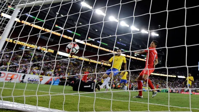 Momento en que Ruidíaz empuja el balón con la mano al fondo del arco brasileño