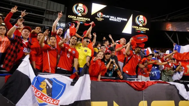 Aficionados chilenos aguardan el reinicio del encuentro entre Colombia y Chile en el Soldier Field