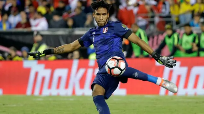 Pedro Gallese despeja el balón en un partido de Copa América